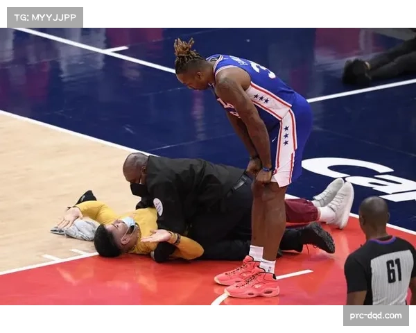 花絮：小球迷冲入场内拥抱偶像，被安保人员带离时获得全场掌声。